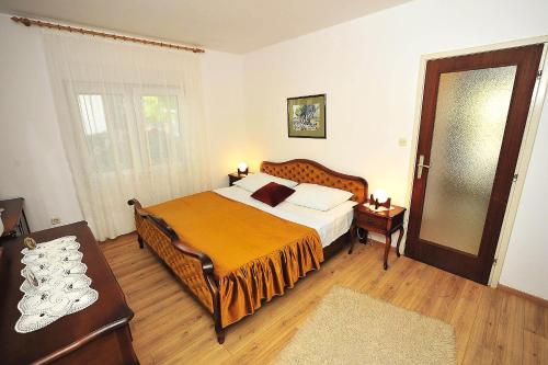 Posteľ alebo postele v izbe v ubytovaní Apartments by the sea Sukosan, Zadar - 5802
