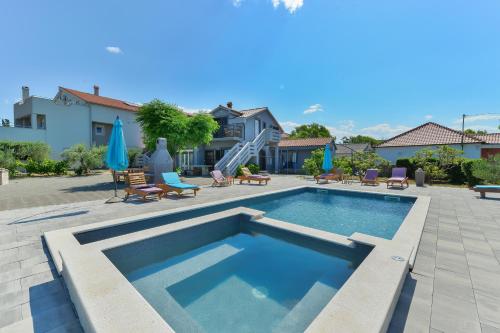 Family-friendly apartments with swimming pool Privlaka, Zadar - 5762