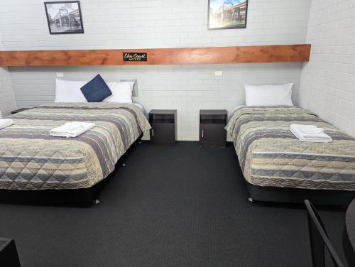 Letto o letti in una camera di Elm Court Motel