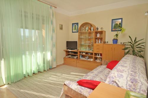 ein Wohnzimmer mit einem Bett und einem TV in der Unterkunft Apartments by the sea Biograd na Moru, Biograd - 5744 in Biograd na Moru