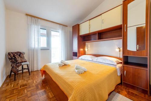 Posteľ alebo postele v izbe v ubytovaní Family friendly seaside apartments Kozino, Zadar - 5749