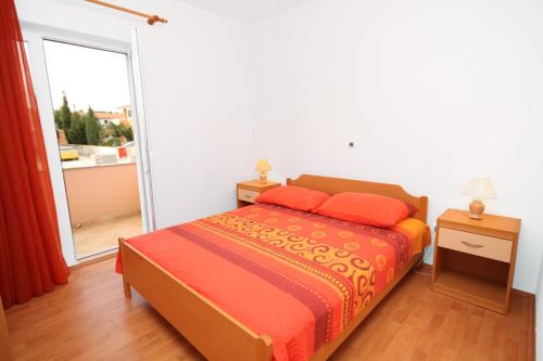 - une chambre avec un lit et une grande fenêtre dans l'établissement Apartments by the sea Vrsi - Mulo, Zadar - 5860, à Nin