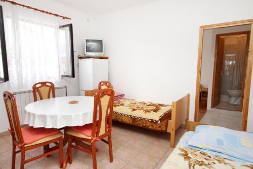 Posteľ alebo postele v izbe v ubytovaní Apartments with a parking space Sukosan, Zadar - 5888