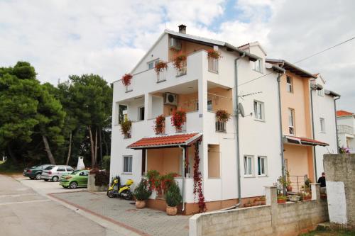 Apartments with parking spaces Zadar - 5816