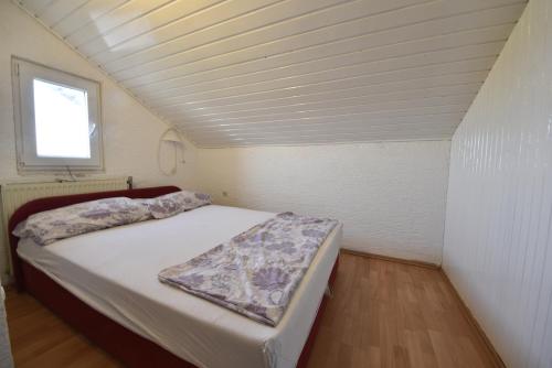 - une chambre avec un lit dans une petite pièce dans l'établissement Apartments with a parking space Sukosan, Zadar - 5820, à Sukošan
