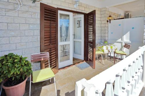 ein Haus mit einem Balkon mit einem Tisch und Stühlen in der Unterkunft Apartments and rooms by the sea Zadar - 5874 in Zadar