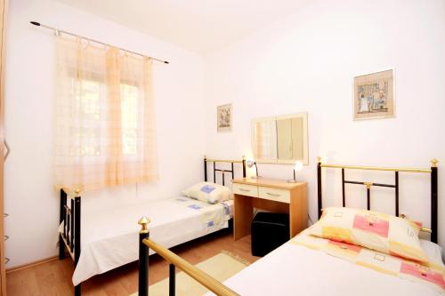 Ένα ή περισσότερα κρεβάτια σε δωμάτιο στο Apartments by the sea Brna, Korcula - 4478