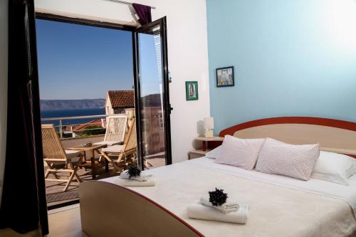 1 dormitorio con 1 cama y balcón con vistas. en Apartments with a parking space Jelsa, Hvar - 5703, en Jelsa