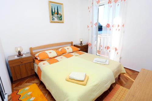 ein Schlafzimmer mit einem Bett mit zwei Handtüchern darauf in der Unterkunft Apartments by the sea Trstenik, Peljesac - 4570 in Trstenik