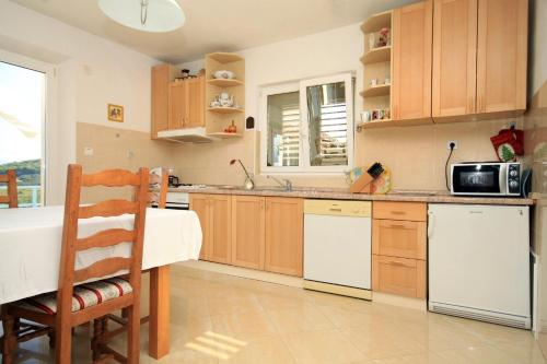 A kitchen or kitchenette at Apartments by the sea Lumbarda, Korcula - 4376