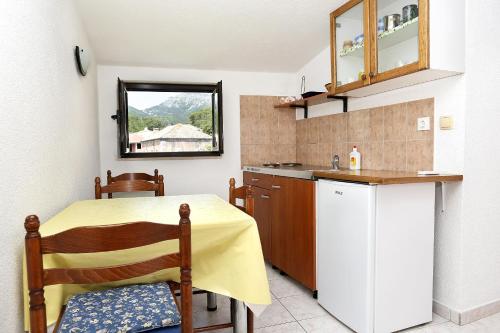 Kuchyňa alebo kuchynka v ubytovaní Apartments by the sea Trstenik, Peljesac - 4567