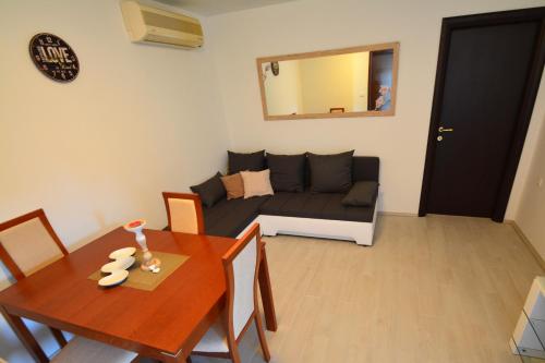 uma sala de estar com uma mesa e um sofá em Apartments by the sea Kozino, Zadar - 5893 em Kožino