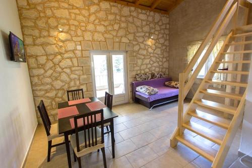 jadalnia ze stołem i schody w domu w obiekcie Apartment Skozanje 5713d w mieście Gdinj