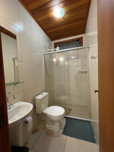 La salle de bains est pourvue de toilettes, d'une douche et d'un lavabo. dans l'établissement Pousada Guimaraes, à São Pedro da Serra
