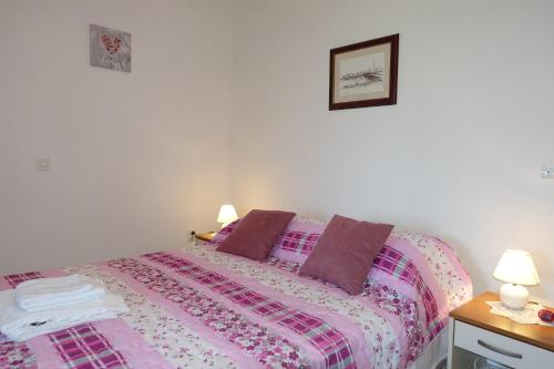 Ένα ή περισσότερα κρεβάτια σε δωμάτιο στο Apartments and rooms with parking space Nin, Zadar - 5805