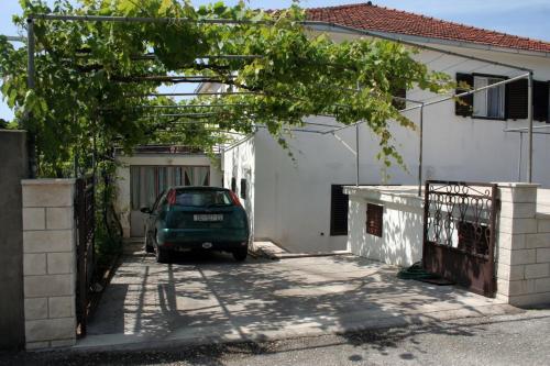 a car parked in the driveway of a house at Studio Orebic 4563d in Orebić