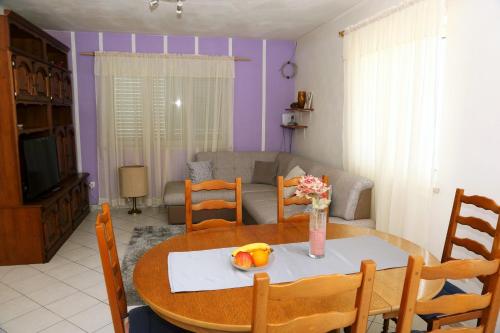 Apartments with a parking space Zavalatica, Korcula - 4459にあるシーティングエリア
