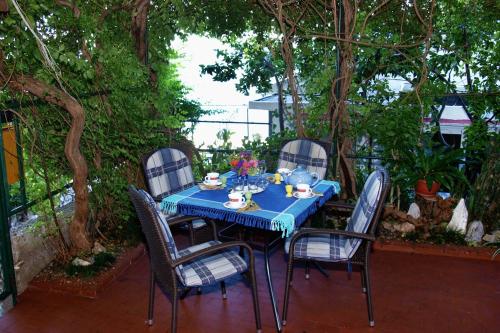 Vonkajšia záhrada v ubytovaní Seaside holiday house Podgora, Makarska - 4331