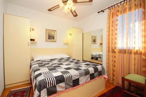 Seaside house with a swimming pool Seget Vranjica - Trogir - 4329