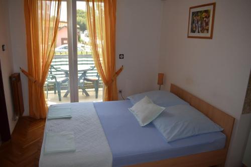 una camera con letto e un balcone con tavolo di Apartments with WiFi Sveti Filip i Jakov, Biograd - 4299 a Sveti Filip i Jakov (Santi Filippo e Giacomo)