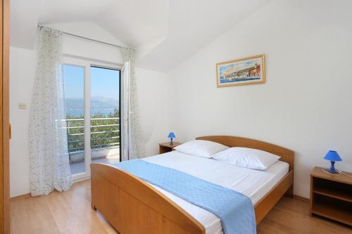 Postel nebo postele na pokoji v ubytování Apartments by the sea Arbanija, Ciovo - 4320