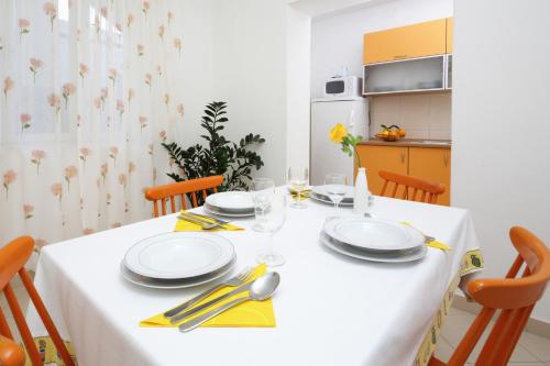 Kuchyňa alebo kuchynka v ubytovaní Apartment Podgora 4332a