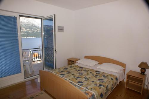 Posteľ alebo postele v izbe v ubytovaní Apartments by the sea Korcula - 4349