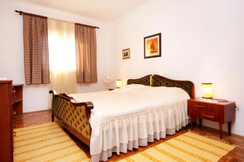 sypialnia z łóżkiem, stołem i oknem w obiekcie Apartments with a parking space Zavalatica, Korcula - 4458 w mieście Zavalatica