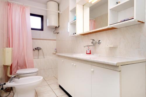 biała łazienka z toaletą i umywalką w obiekcie Apartments with a parking space Zavalatica, Korcula - 4458 w mieście Zavalatica