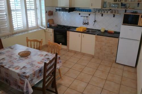 布爾諾的住宿－Apartment Brna 4468a，厨房配有桌子和白色冰箱。