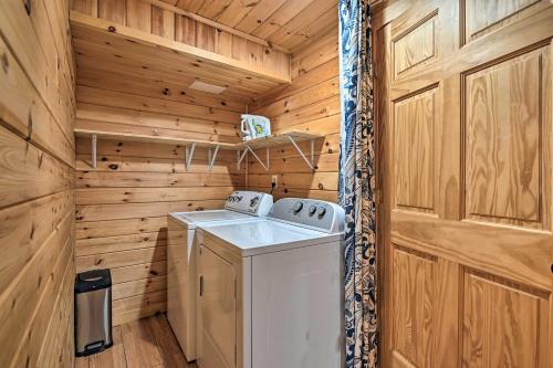 Ванна кімната в Adirondack and Lake George Cabin with Hot Tub!