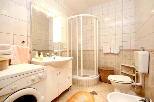 La salle de bains est pourvue d'un lavabo et d'une douche. dans l'établissement Apartments by the sea Racisce, Korcula - 4344, à Račišće