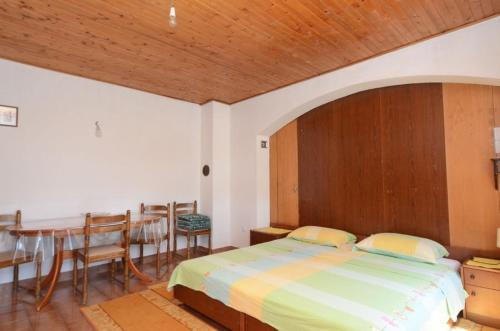 1 dormitorio con 1 cama, mesa y sillas en Apartments by the sea Lumbarda, Korcula - 4402, en Lumbarda