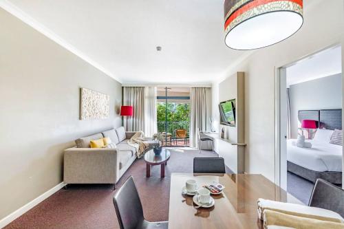 En eller flere senger på et rom på 'Double Paradise' Two Separate Waterfront Resort Apartments
