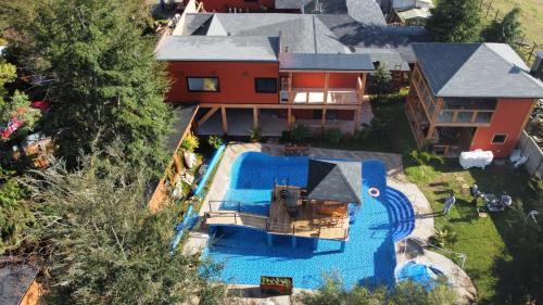 una vista aérea de una casa con piscina en Hotel Boutique Family Suites, en Panguipulli