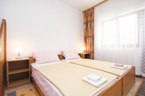 ein kleines Schlafzimmer mit einem Bett und einem Fenster in der Unterkunft Apartments by the sea Orebic, Peljesac - 4496 in Orebić