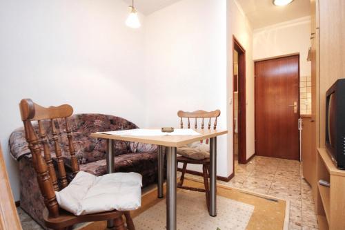 ein Wohnzimmer mit einem Tisch und 2 Stühlen in der Unterkunft Apartments by the sea Orebic, Peljesac - 4496 in Orebić