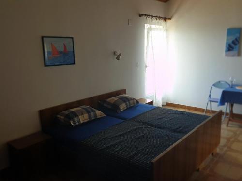 um quarto com uma cama com duas almofadas em Studio Dingac - Potocine 4533a em Potomje