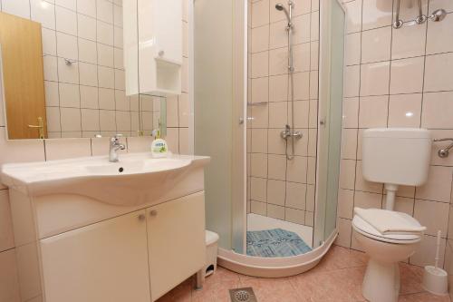 ルンバルダにあるApartments with a parking space Lumbarda, Korcula - 4472のバスルーム(シャワー、洗面台、トイレ付)