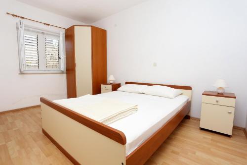 sypialnia z dużym łóżkiem i oknem w obiekcie Apartments with a parking space Lumbarda, Korcula - 4429 w mieście Lumbarda