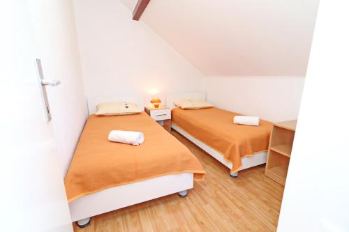 Postel nebo postele na pokoji v ubytování Apartments by the sea Vela Luka, Korcula - 4449