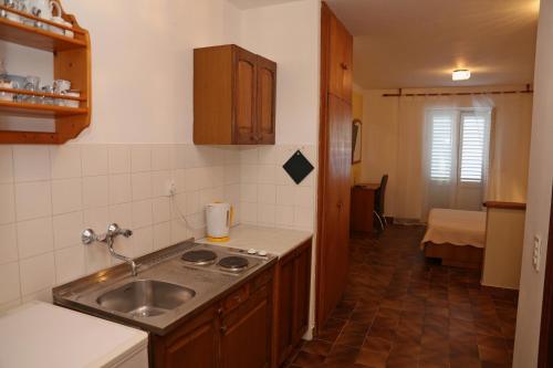 - une cuisine avec un évier et un comptoir dans l'établissement Apartments by the sea Lumbarda, Korcula - 4446, à Lumbarda