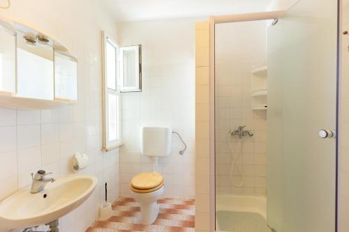 Kúpeľňa v ubytovaní Apartments by the sea Tri Zala, Korcula - 4346