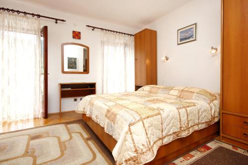 Katil atau katil-katil dalam bilik di Apartments and rooms by the sea Racisce, Korcula - 4341