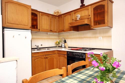 Kuchyňa alebo kuchynka v ubytovaní Apartments and rooms by the sea Racisce, Korcula - 4341