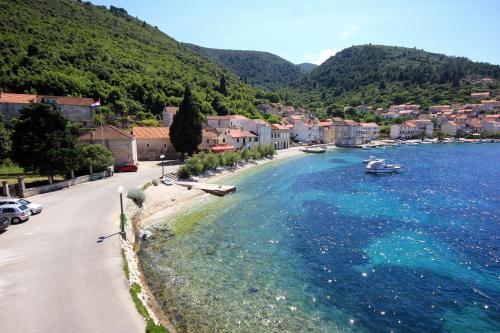a town on the shore of a body of water at Apartments and rooms by the sea Racisce, Korcula - 4341 in Račišće