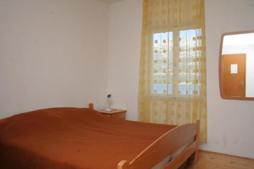 - une chambre avec un lit et une fenêtre dans l'établissement Studio Korcula 4356a, à Korčula