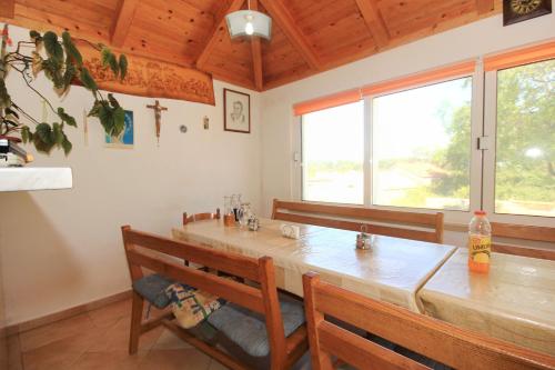 un comedor con una gran mesa de madera y bancos en Rooms with a parking space Lumbarda, Korcula - 4436, en Lumbarda