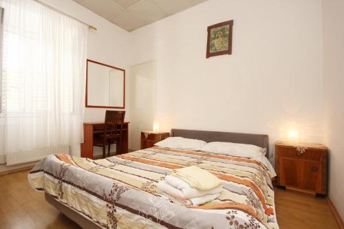 1 dormitorio con 1 cama con toallas en Rooms with a parking space Lumbarda, Korcula - 4436, en Lumbarda