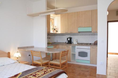 Dapur atau dapur kecil di Apartments by the sea Tri Zala, Korcula - 4351